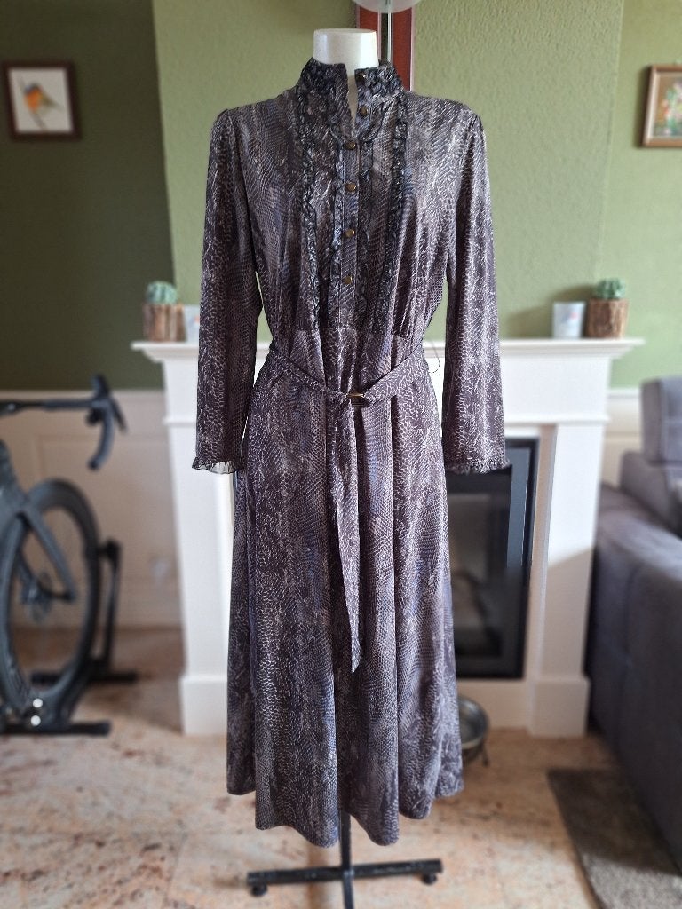 K-Design grijze lange slangen print jurk mt L, Kleding | Dames, K-design, Verzenden, Maat 42/44 (L), Zo goed als nieuw