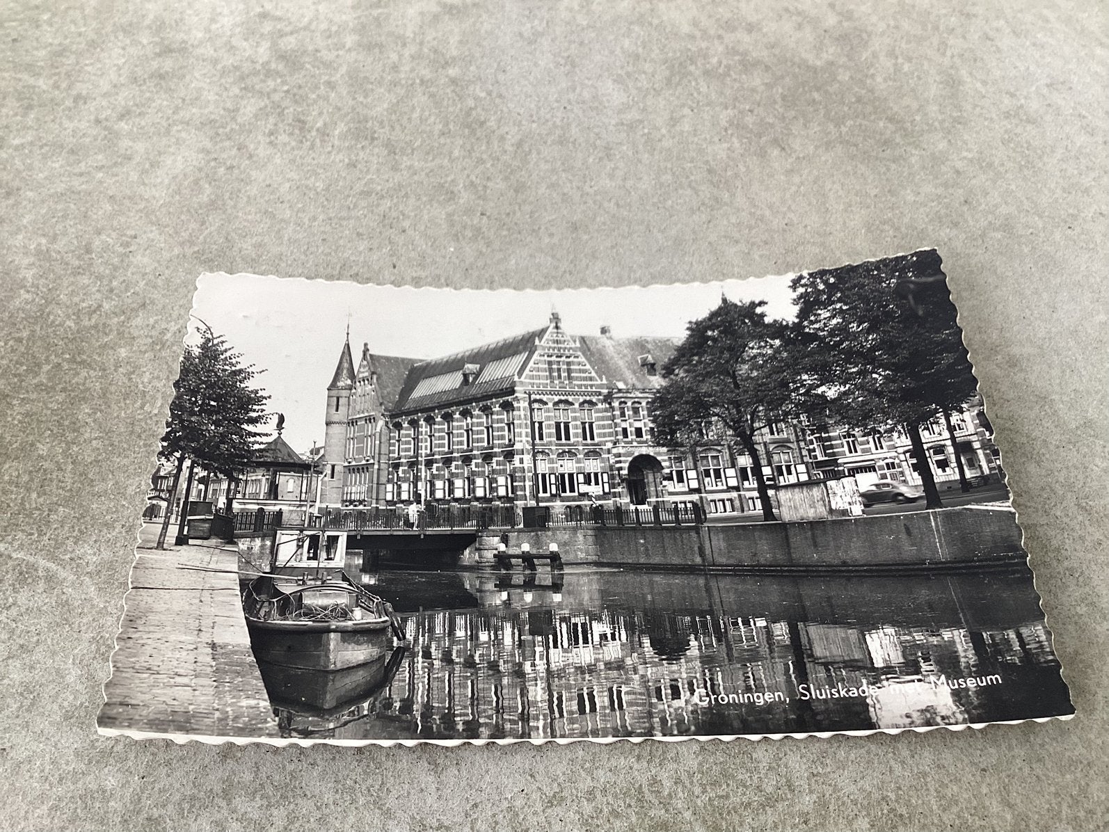 Groningen.      Sluiskade met museum.   1955, Ophalen of Verzenden, 1940 tot 1960, Groningen
