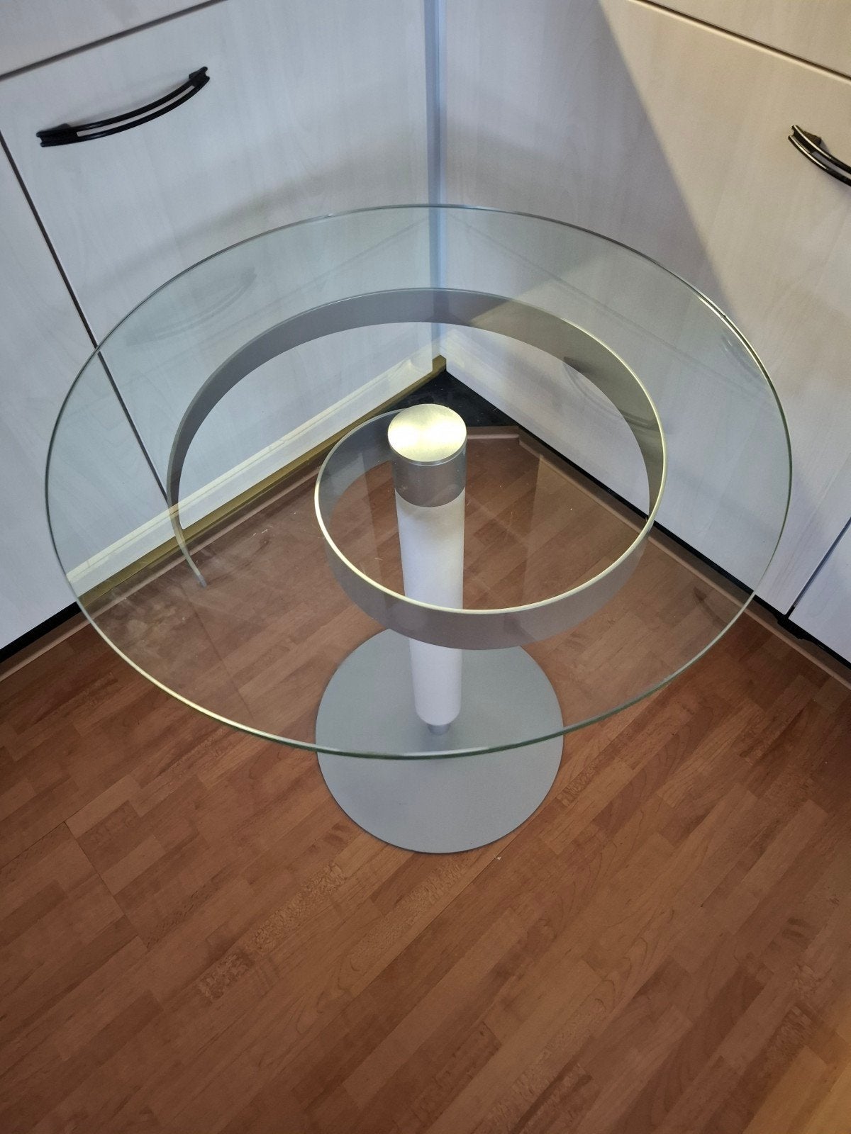 Zeldzame Glazen bijzettafeltje  modern, 45 tot 60 cm, Minder dan 55 cm, Rond, Ophalen of Verzenden