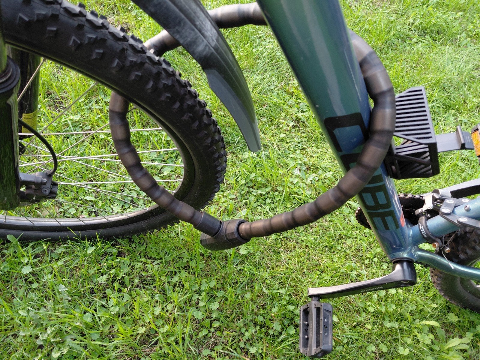 Foto 8 van mountainbike met 2 sloten ringslot en oprolslot met houder
