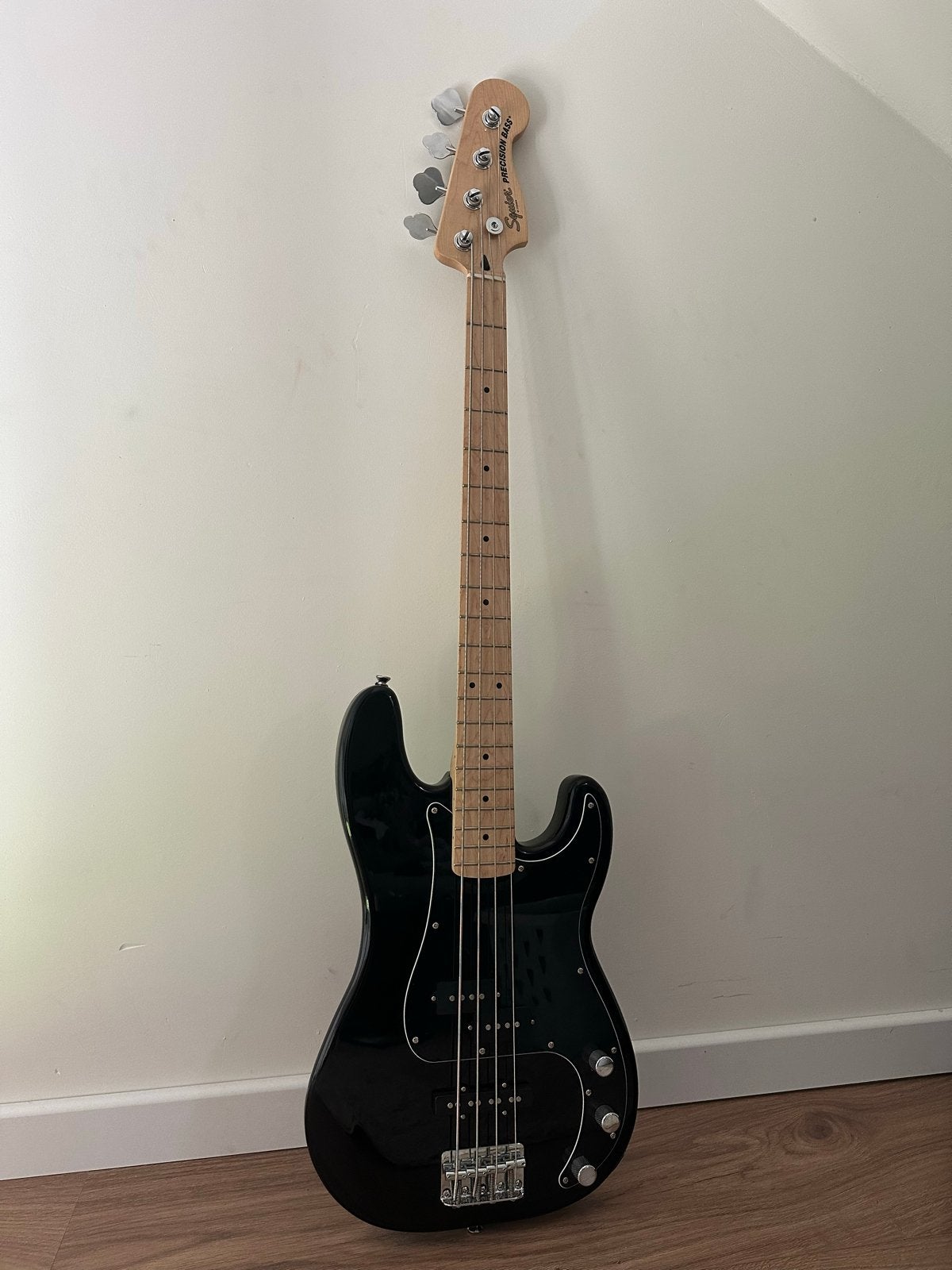 Fender Squier precision bas met versterker en accessoires, Muziek en Instrumenten, Ophalen, Zo goed als nieuw, Elektrisch, 6-snarig