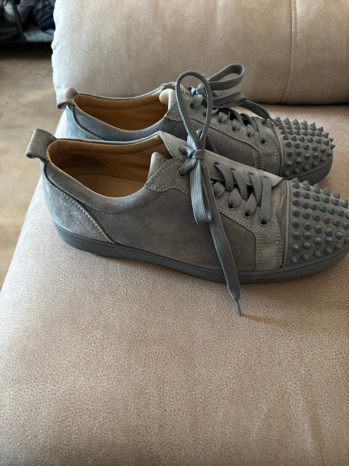 Christian Louboutin Sneakers - Grijs Suede met Studs, Ophalen of Verzenden, Gedragen, Overige kleuren, Sneakers of Gympen