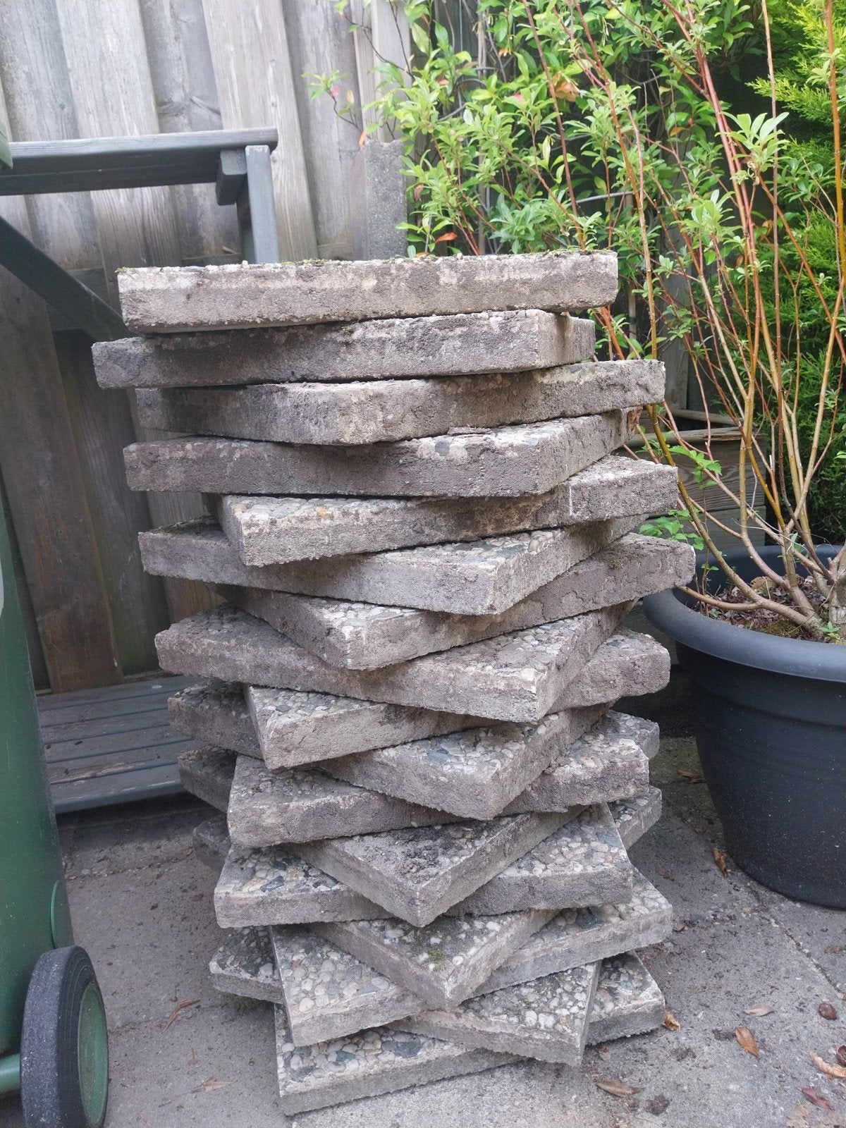 Gratis af te halen: 17 grindtegels 40x40 cm, Ophalen, Gebruikt, Beton, Terrastegels
