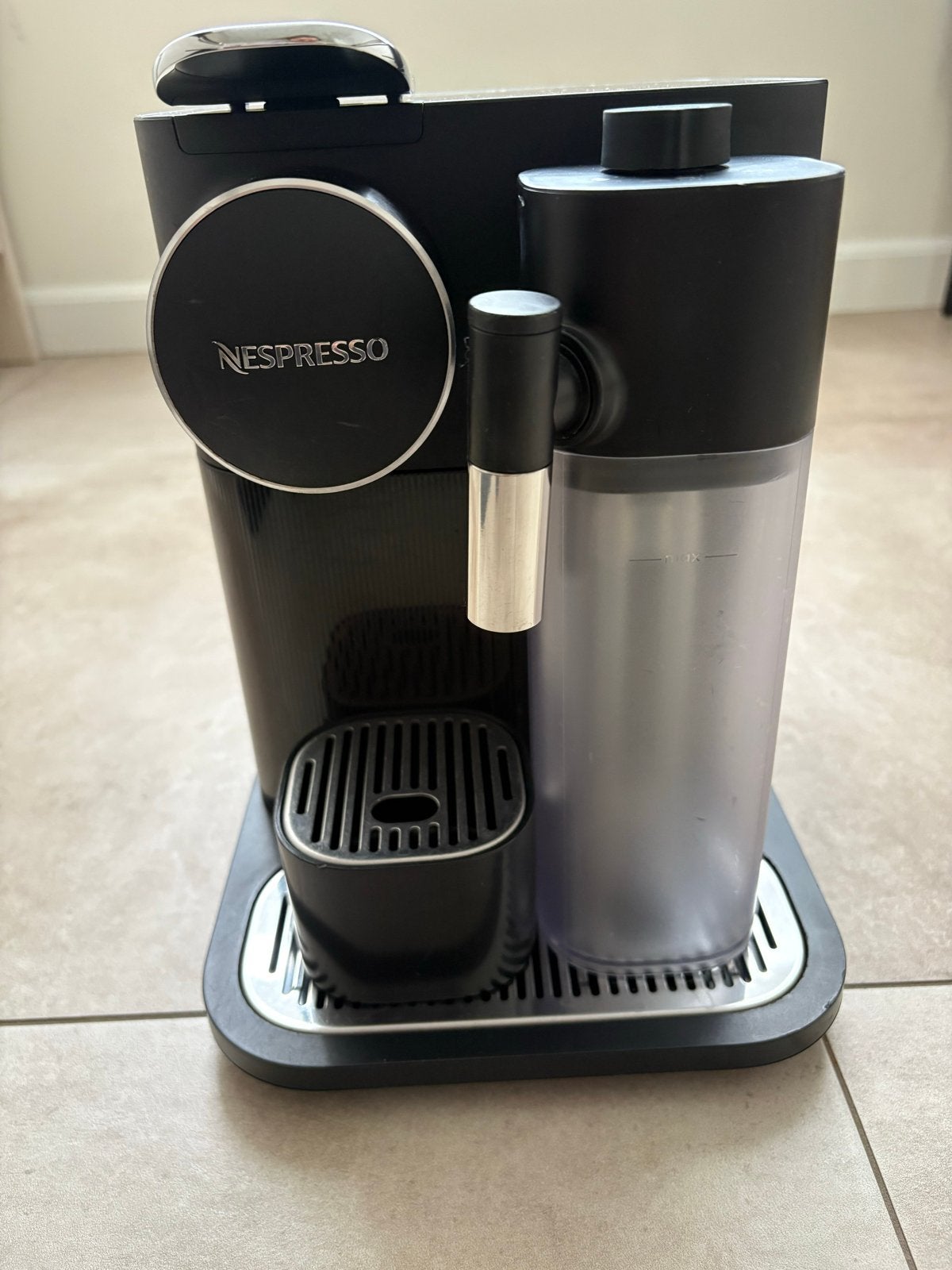 Nespresso De'Longhi Lattissima One Koffiemachine, Witgoed en Apparatuur, Ophalen, Gebruikt, Koffiemachine, 2 tot 4 kopjes