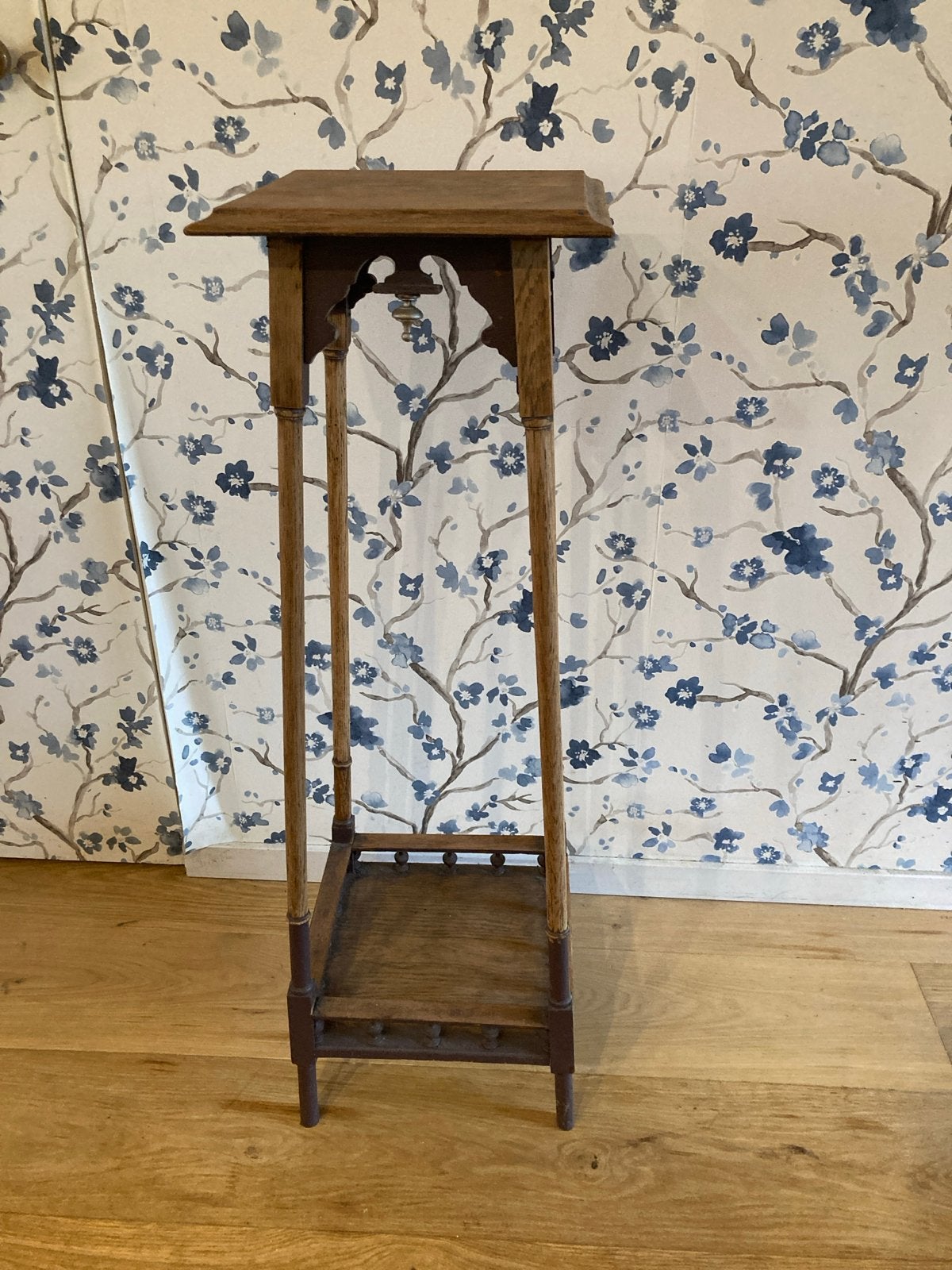 Antieke houten plantenstandaard met sierlijke details, Ophalen