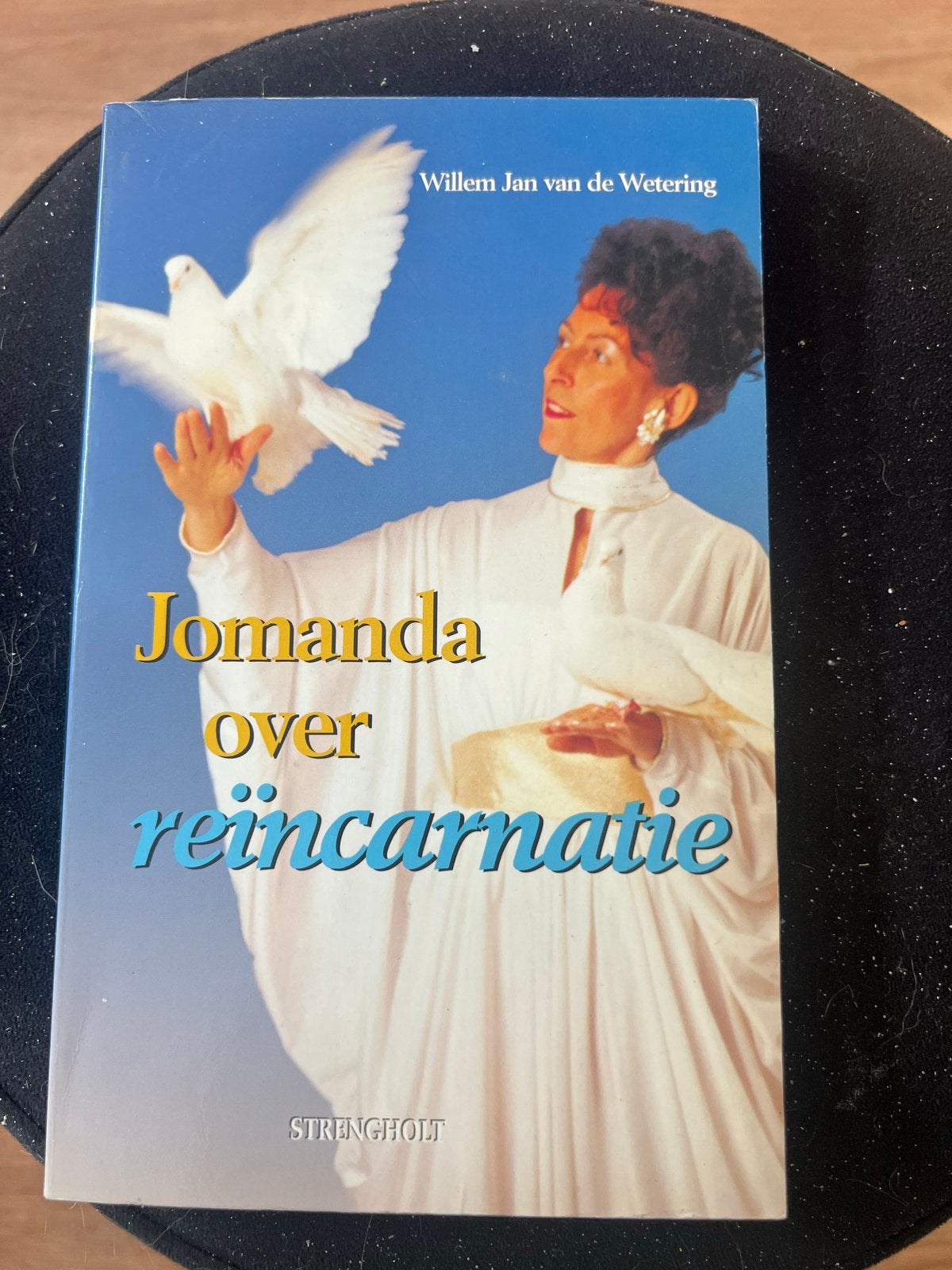 Jomanda over reïncarnatie - Willem Jan van de Wetering, Ophalen of Verzenden, Gelezen, Ziel of Sterfelijkheid, Achtergrond en Informatie