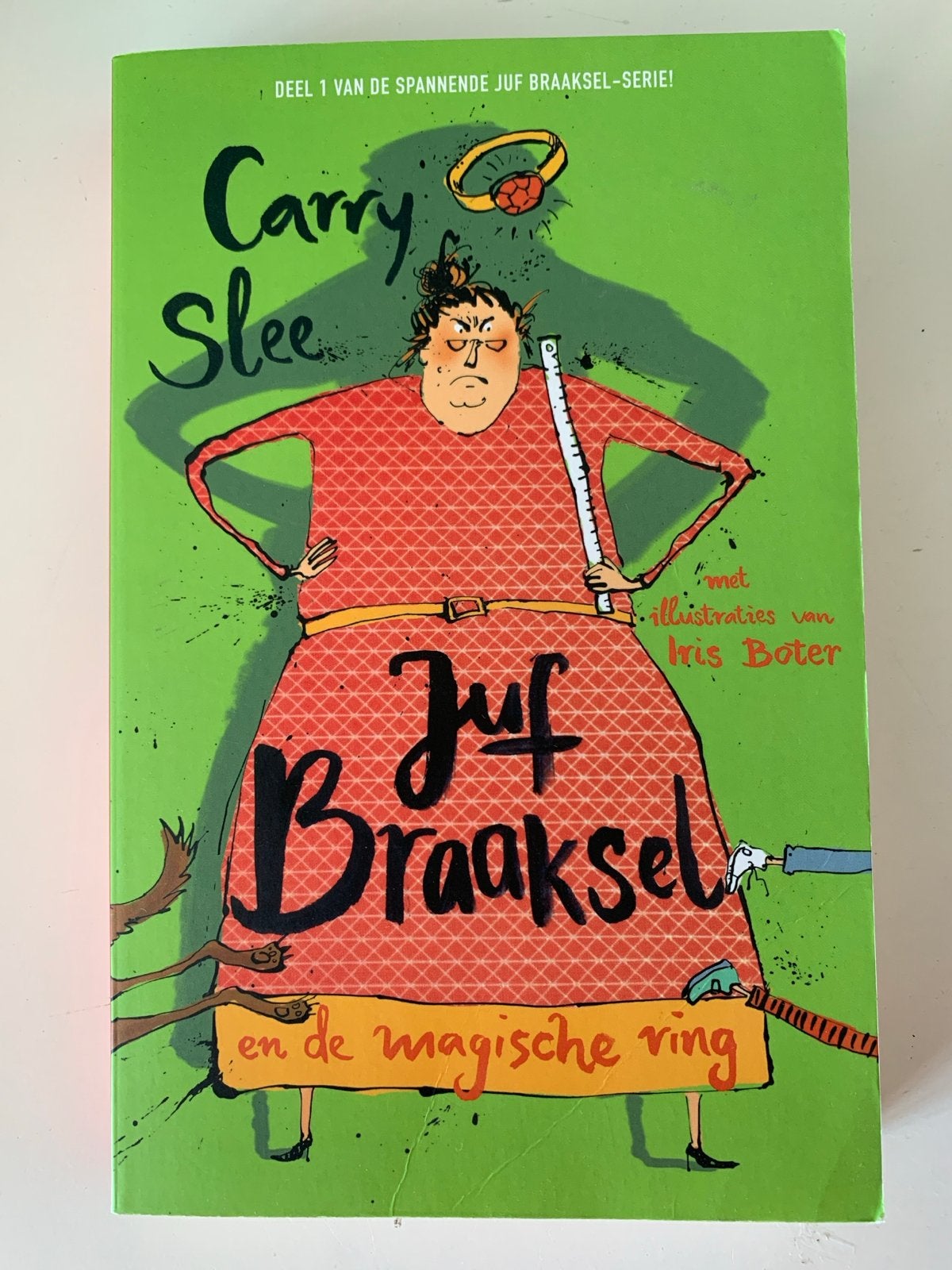 Juf Braaksel en de magische ring - Carry Slee, Ophalen of Verzenden, Gelezen, Fictie algemeen