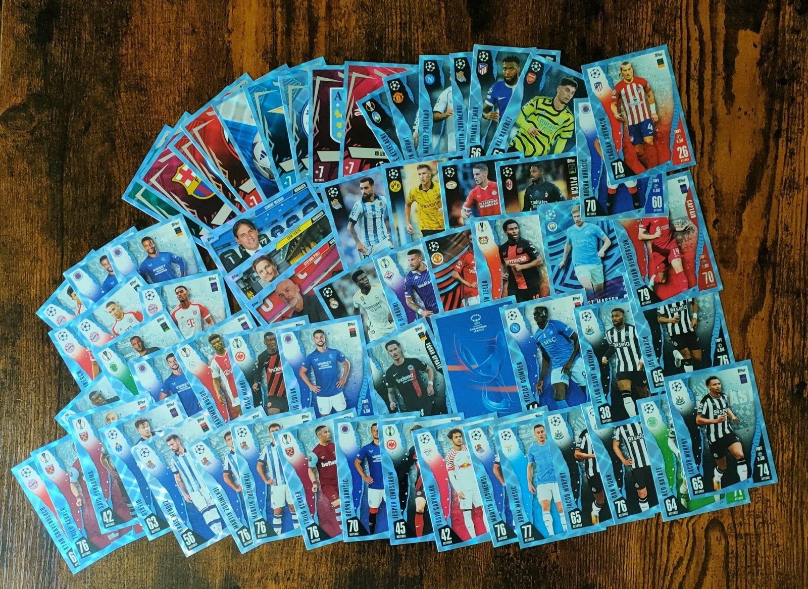 64 x Blue Crystal Cards Topps Match Attax 2023-24 &  Extra, Ophalen of Verzenden, Zo goed als nieuw, Buitenlandse clubs, Poster, Plaatje of Sticker