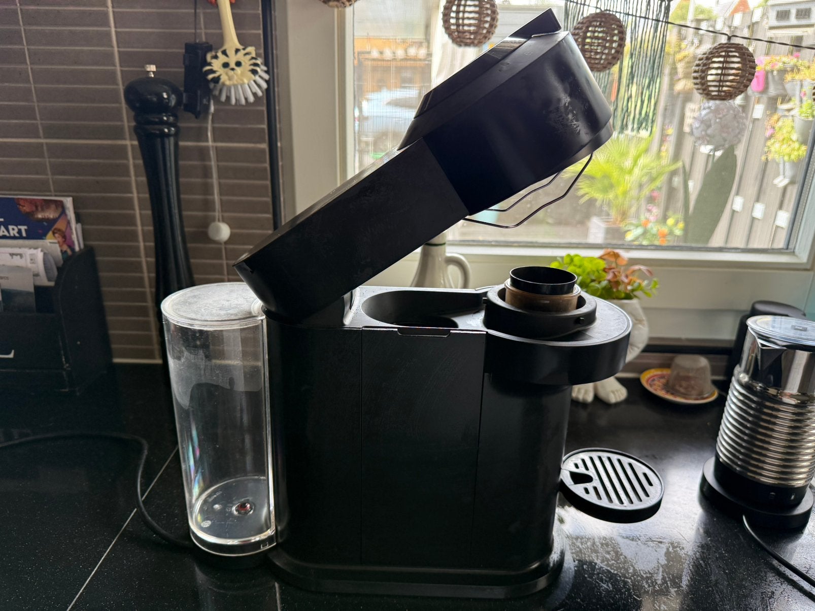 Nespresso Vertuo Next Koffiemachine met Melkopschuimer, Ophalen, Gebruikt, 10 kopjes of meer, Koffiemachine