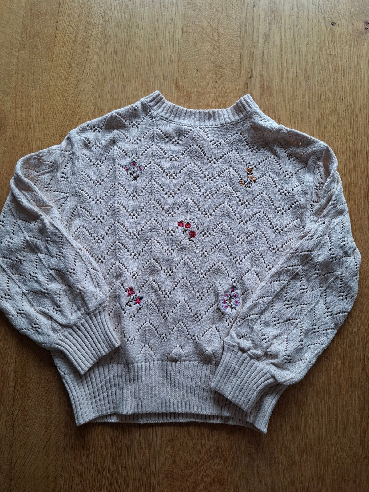 Hema trui met bloemen borduursel - maat 122/128, Ophalen of Verzenden, Zo goed als nieuw, Meisje, Trui of Vest