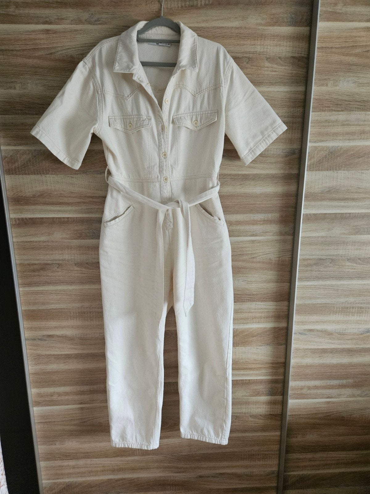 crème kleurige jumpsuit van NA_KD MAAT 38/40, Maat 38/40 (M), NA-KD, Beige, Ophalen of Verzenden