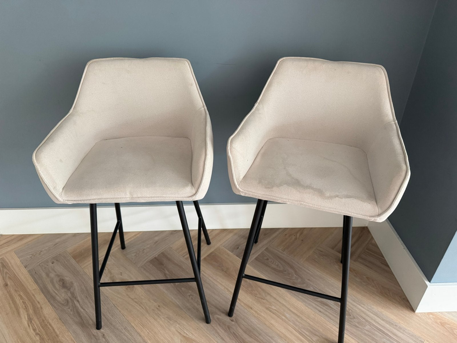 Set van 2 beige barkrukken met metalen onderstel, Ophalen, Gebruikt, 60 tot 90 cm, Metaal