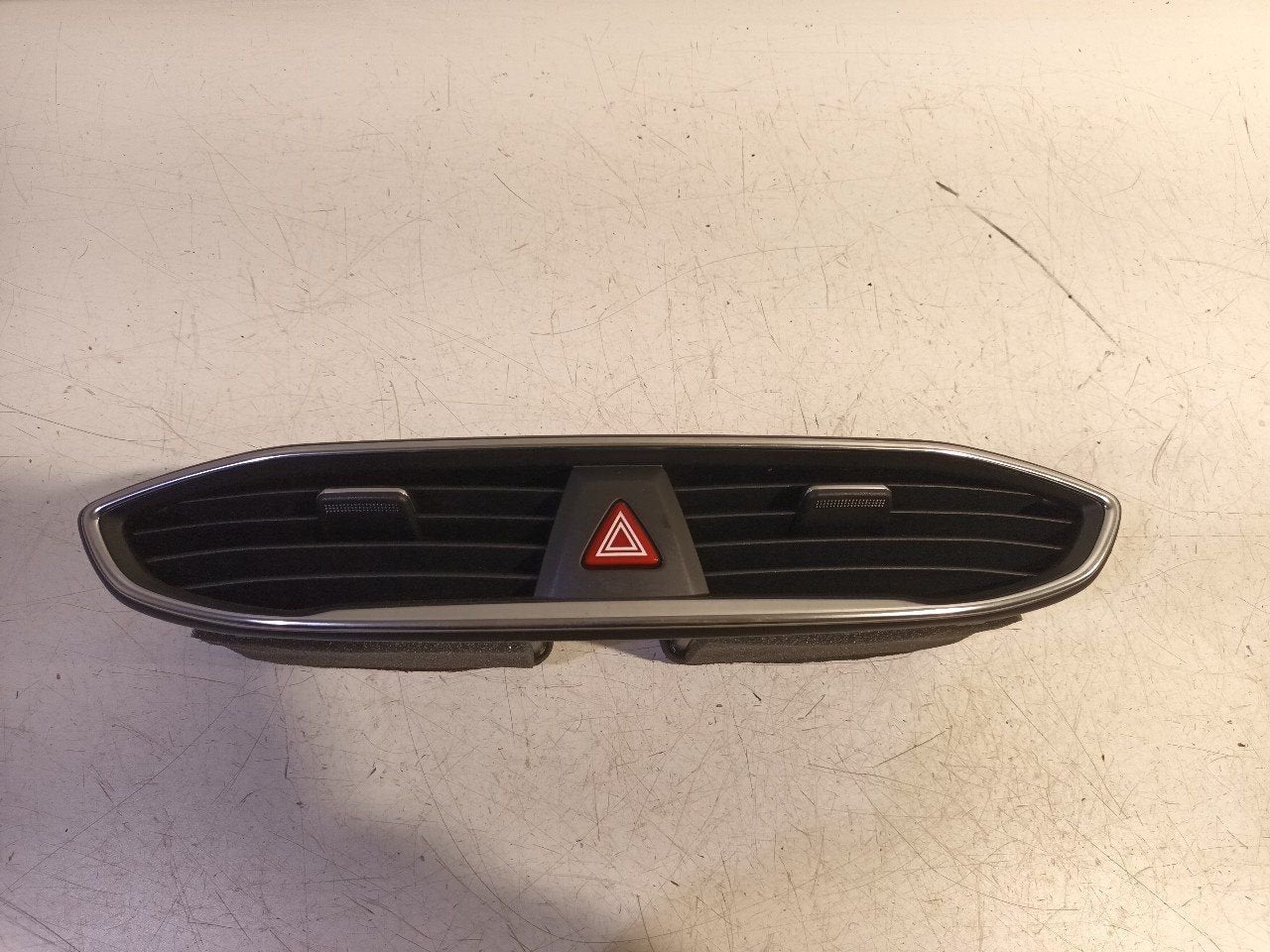Dashboard luchtrooster midden Hyundai Santa Fe, Onderdelen@venauto.nl, Van der Ven Autorecycling B.V., Gebruikt, Ettenseweg 76, 4706 PB Roosendaal, The Netherlands