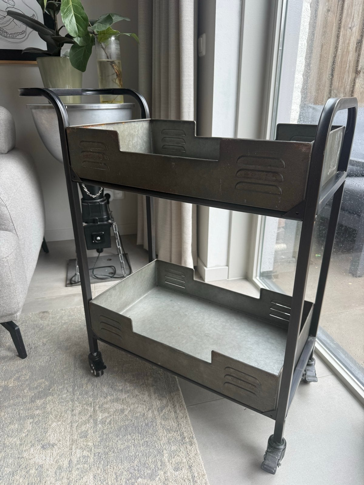 Industriële trolley/serveerwagen met 2 etages, Ophalen, Gebruikt, Metaal, Grijs