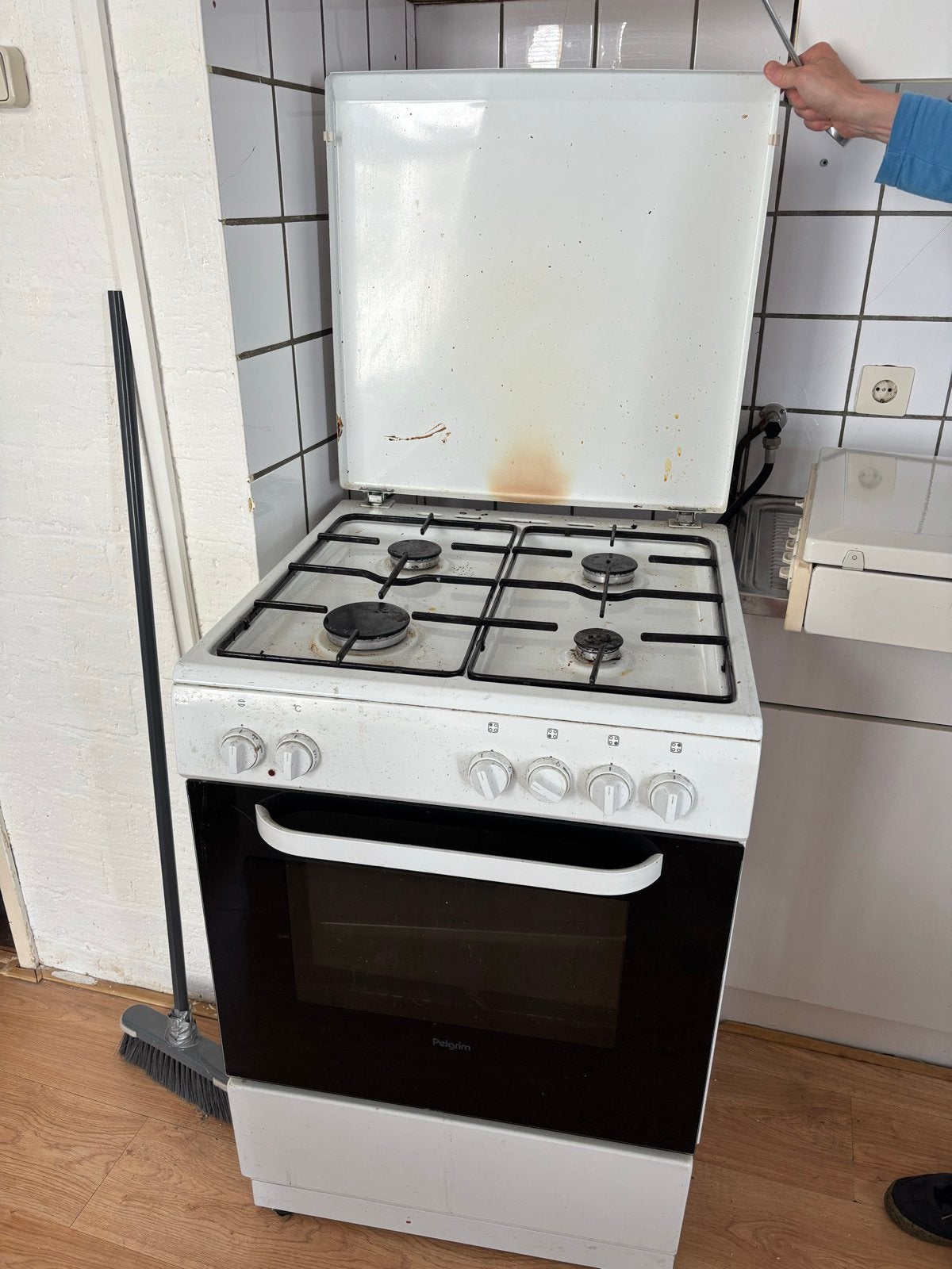 Oud gasfornuis met oven - gratis af te halen, Ophalen, 4 kookzones, Gas, Niet werkend
