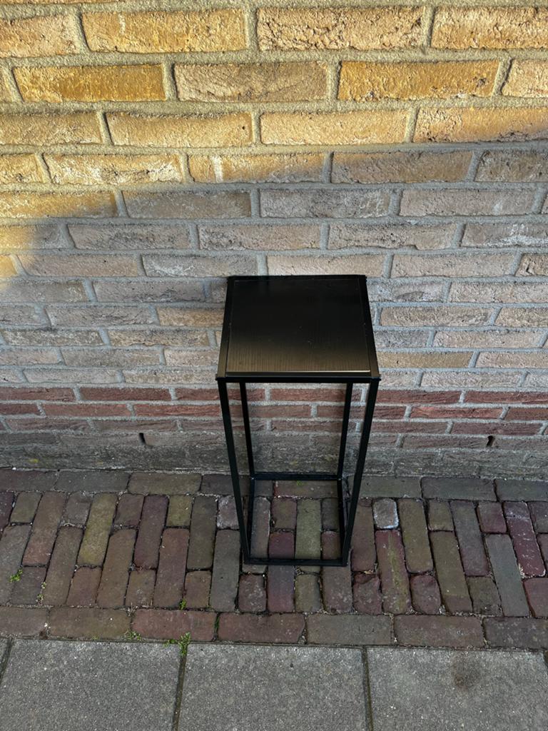 Zwart metalen plantenstandaard / bijzettafel, Minder dan 55 cm, Metaal of Aluminium, Vierkant, Ophalen of Verzenden
