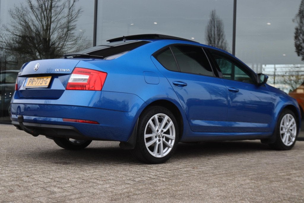 SKODA OCTAVIA 1.0 TSI GT AMBITION BUSINESS | PANO | CARPLAY, Auto's, Stof, Gebruikt, Automatische klimaatregeling, Blauw