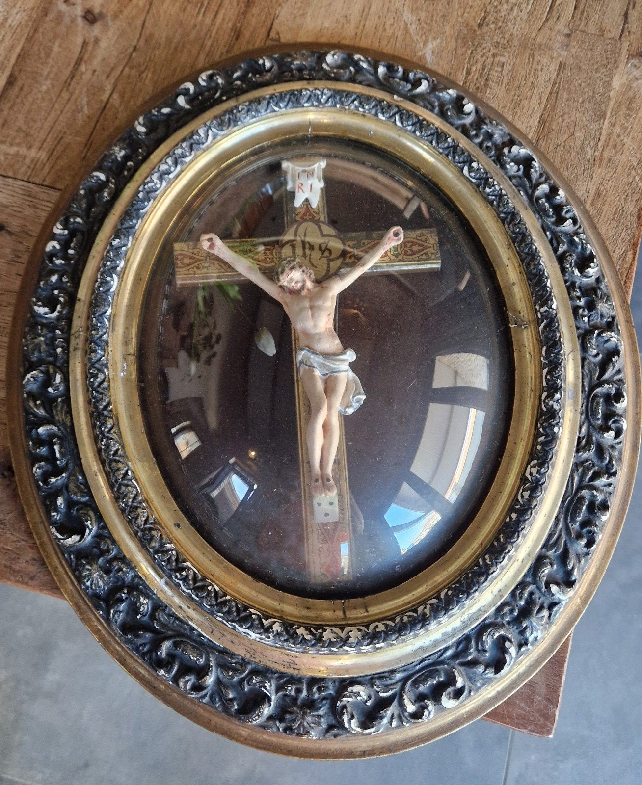 Antiek Kruisbeeld in Ronde Koepel Lijst - Religieuze Kunst, Ophalen