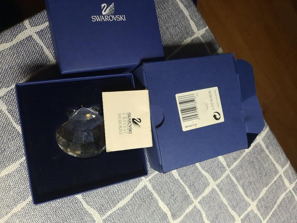 Swarovski. Sint Jacobsschelp in box met certificaat, Ophalen of Verzenden, Zo goed als nieuw, Figuurtje