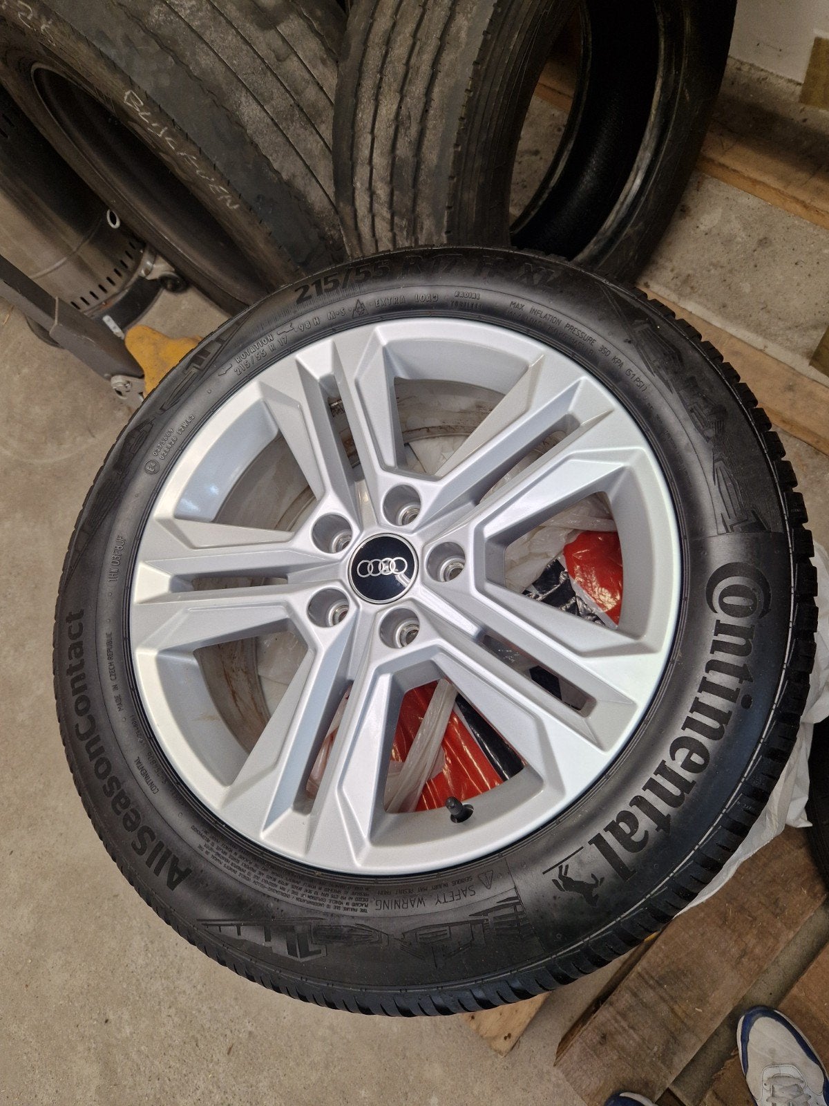 Audi q2 LM velgen met banden, Auto-onderdelen, Ophalen, 215 mm, 17 inch, All Season