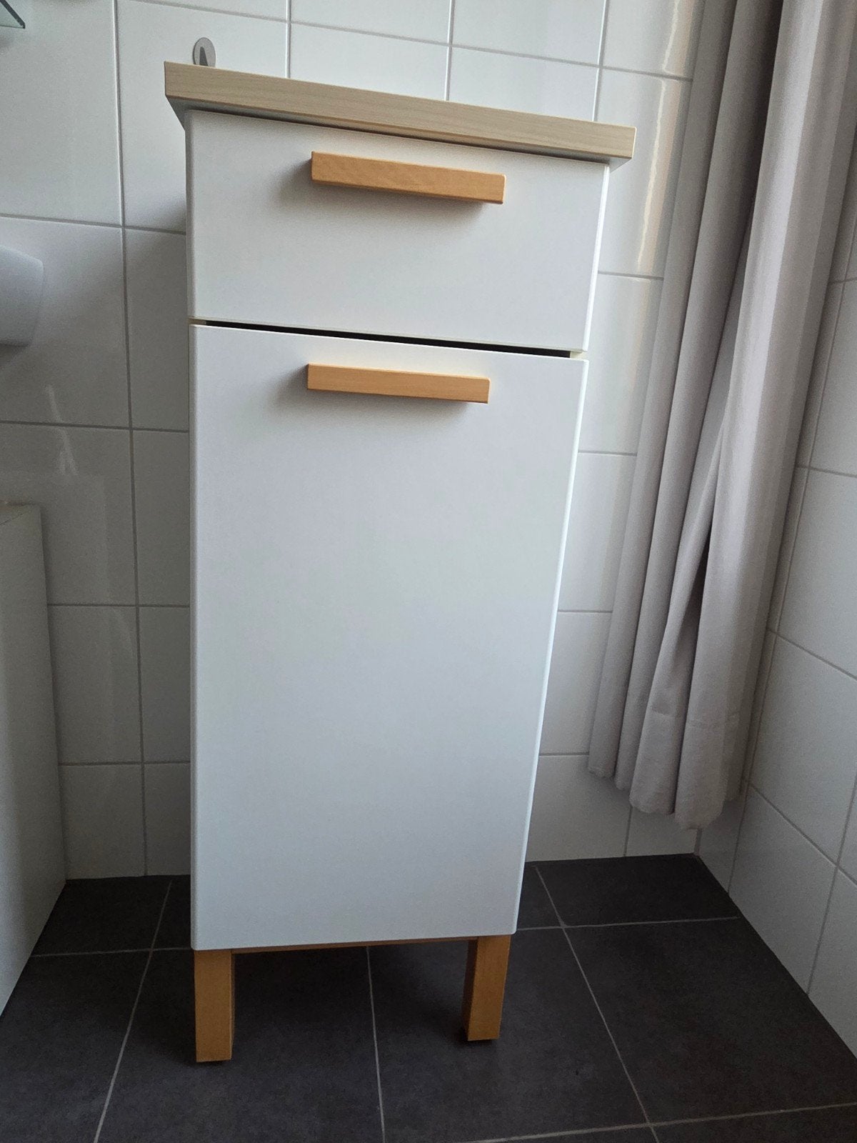 Twee witte (badkamer)kastjes, Huis en Inrichting, Ophalen, (Half)hoge kast, Minder dan 50 cm, Gebruikt