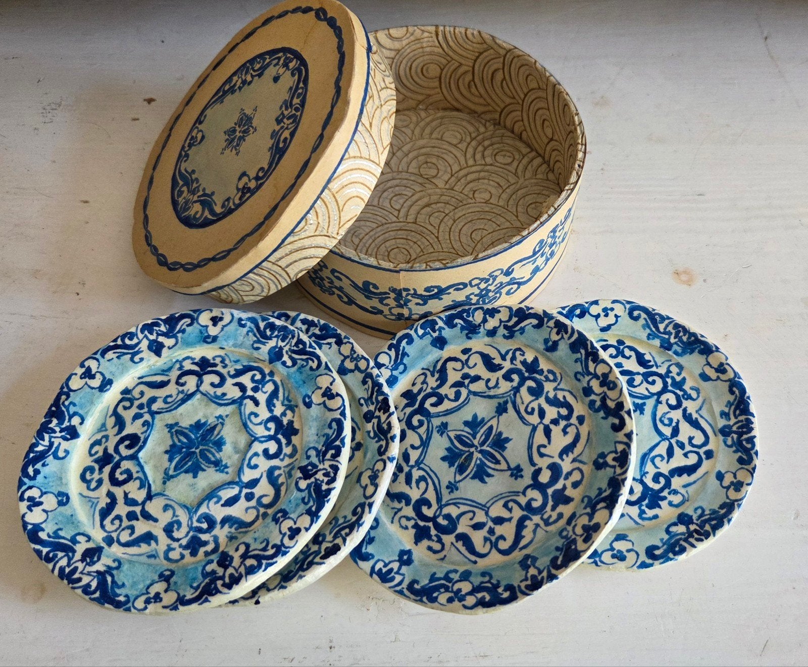 Vintage doosje met blauwe onderzetters erin, Ophalen of Verzenden