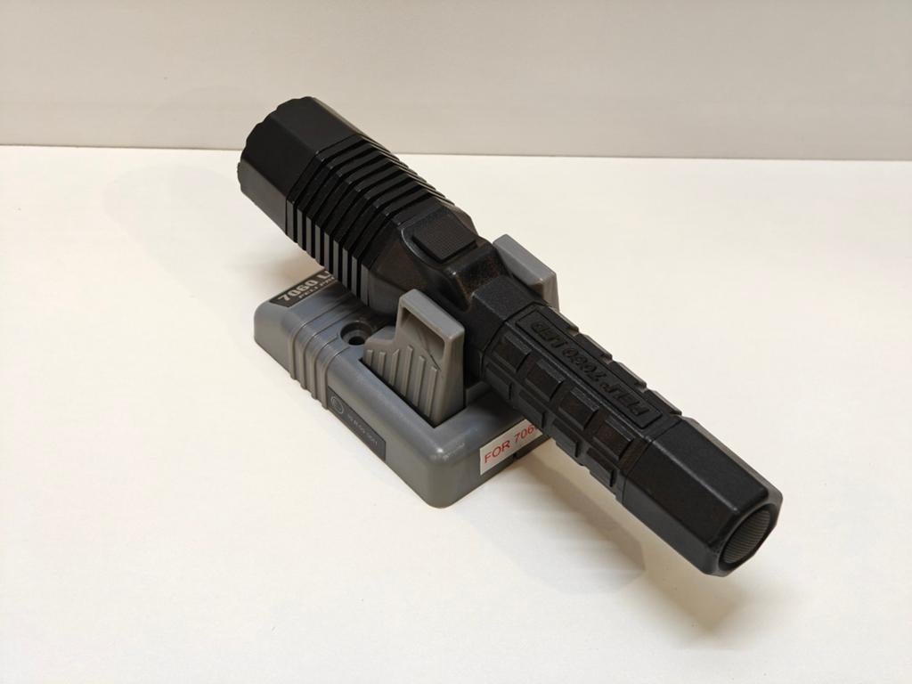 Peli 7060 oplaadbare led zaklamp Werklamp maglite 12v 230v, Verzenden, Zo goed als nieuw, Accu
