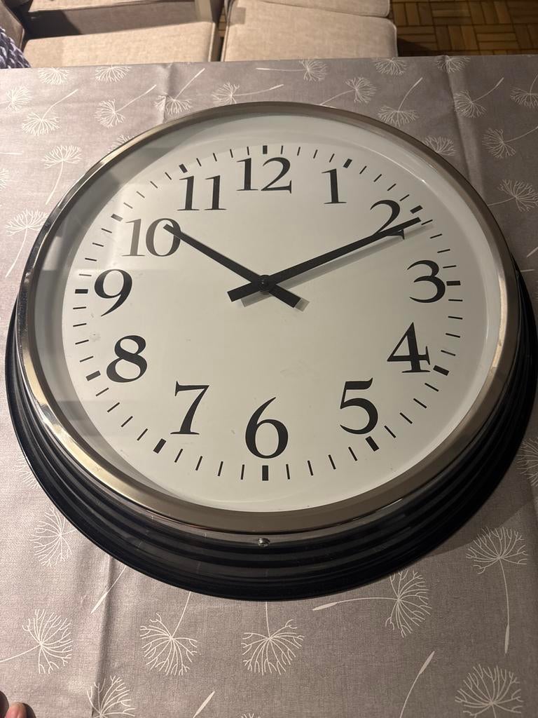Grote wandklok met zilveren rand (50-60cm), Ophalen, Gebruikt, Analoog, Wandklok