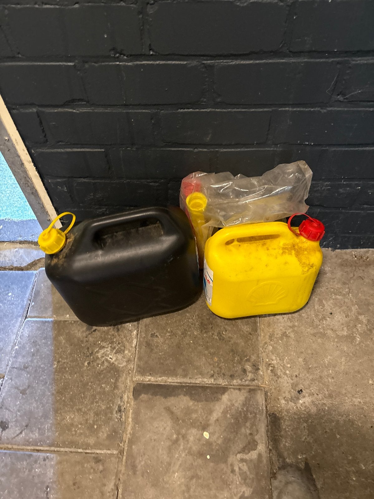 Jerrycans: 10L zwart en 5L geel met tuit, Ophalen