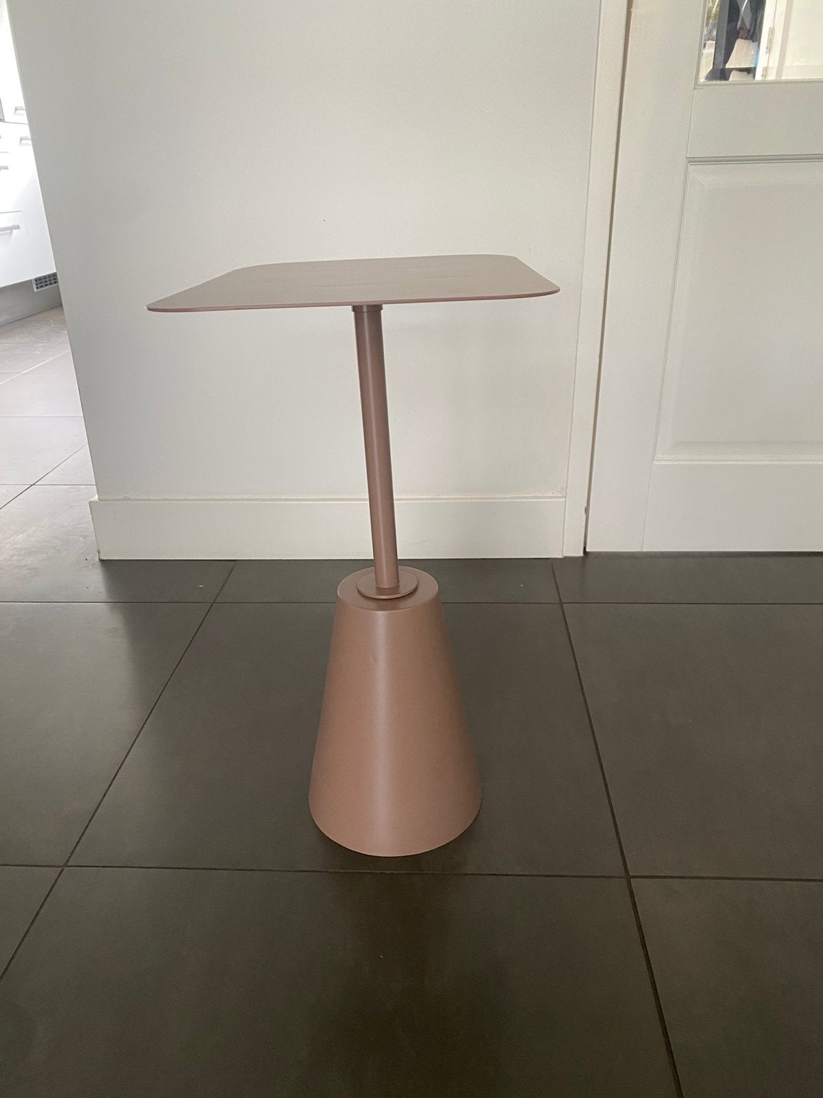 Oud roze bijzettafeltje ( Troubadour ), Huis en Inrichting, 45 tot 60 cm, Minder dan 55 cm, Metaal of Aluminium, Ophalen of Verzenden