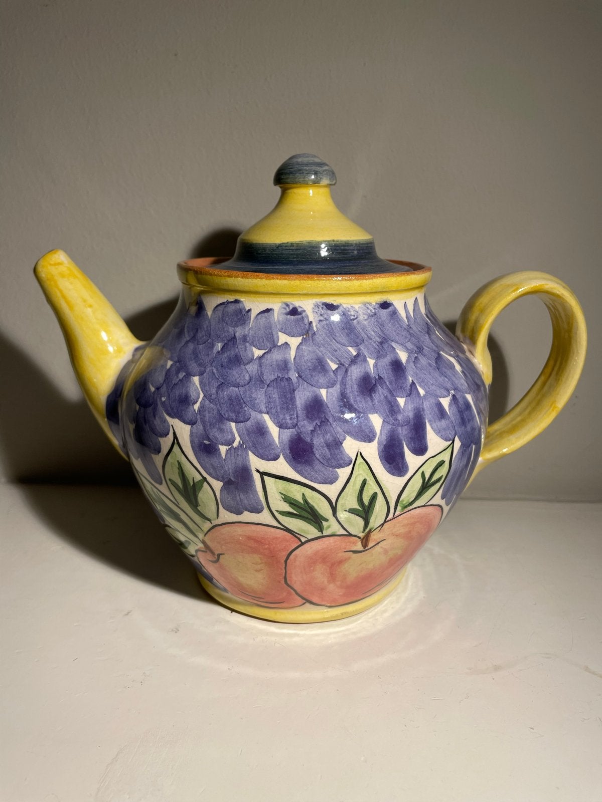 Unieke handgeschilderde theepot met fruitmotief, Theepot/fluitketel, Gebruikt, Ophalen of Verzenden, Steen/keramiek