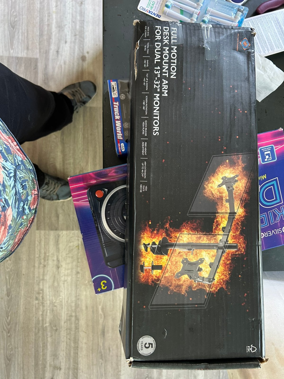 Deltaco GAM-040 32" Dual Monitor Arm, Cd's en Dvd's, VHS | Film, Alle leeftijden, Ophalen of Verzenden, Zo goed als nieuw