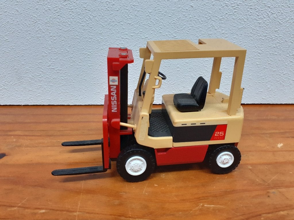schaalmodel heftruck nissan 25 wit dak, Ophalen of Verzenden, Gebruikt, Overige typen