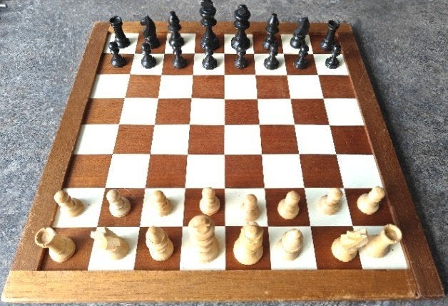 Groot Houten SCHAAKBORD (44/44 cm) + Schaakstukken + Damst, Een of twee spelers, Ophalen of Verzenden, Gebruikt