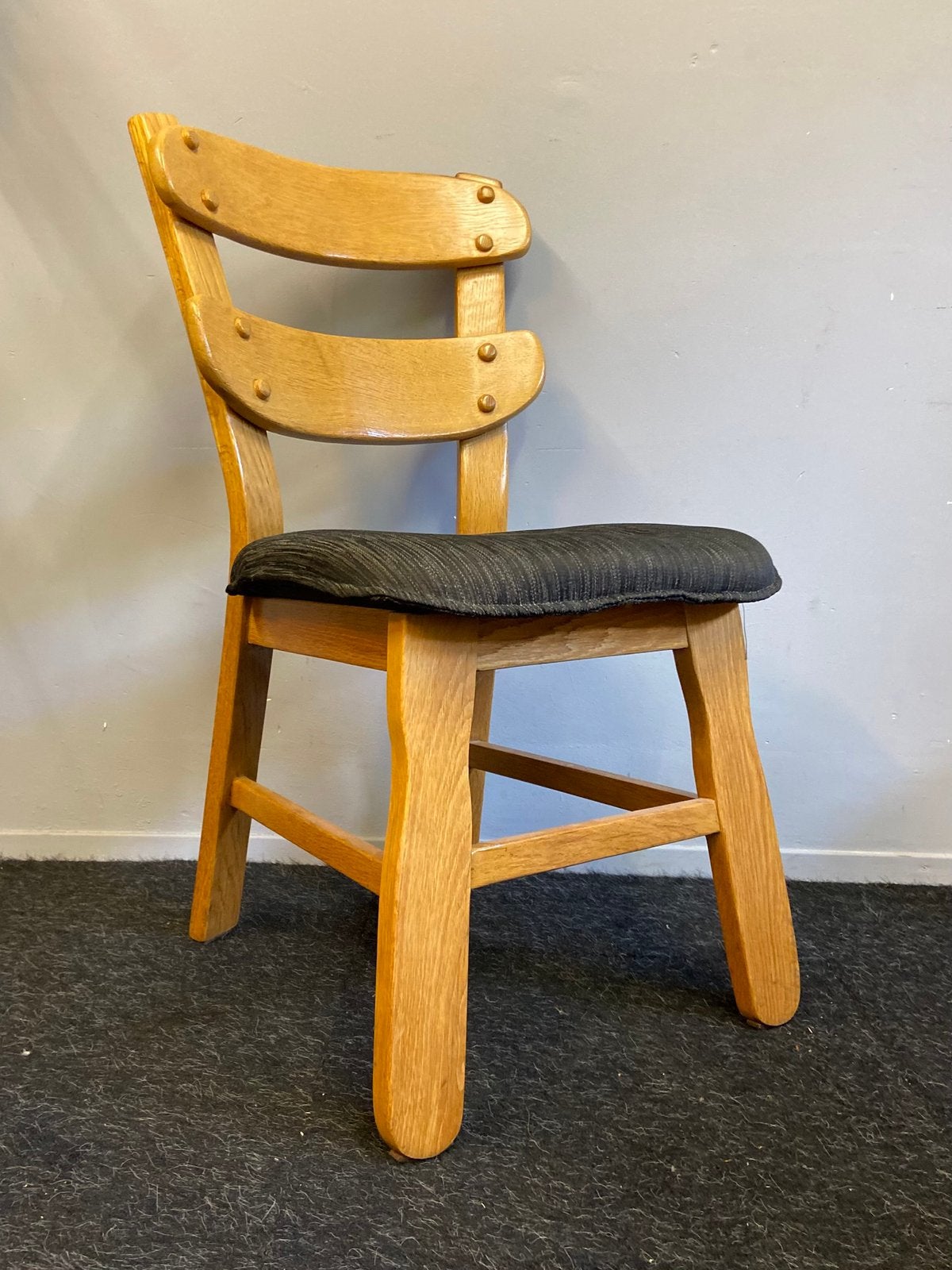 2x massief eiken stoelen brutalist brutalisme vintage, Huis en Inrichting, Ophalen, Bruin, Zo goed als nieuw, Stof