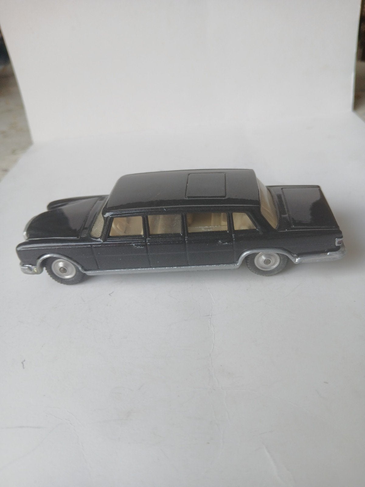 Mercedes 600 Pullman.  Corgi toys,  gerestaureerd, Hobby en Vrije tijd, Modelauto's | 1:43, Ophalen of Verzenden, Gebruikt, Auto