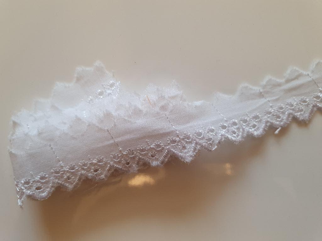 Katoen broderie band/kant - uni wit gekleurd 25mm #2730, Hobby en Vrije tijd, Naaien en Fournituren, Ophalen of Verzenden, Nieuw