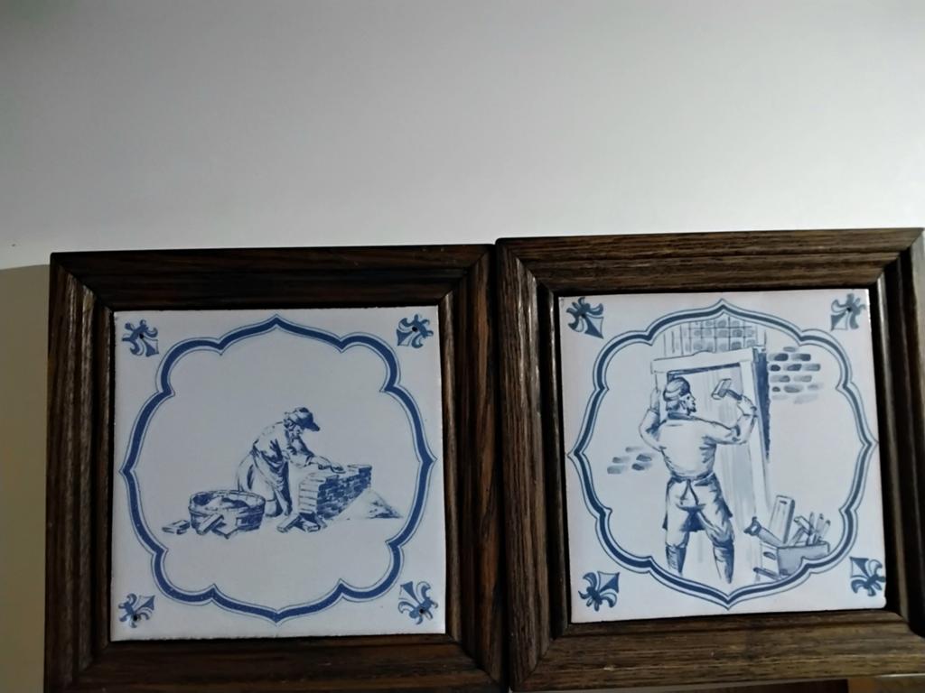 2 Regina tegels met ambachtelijke afbeeldingen, Antiek en Kunst, Ophalen