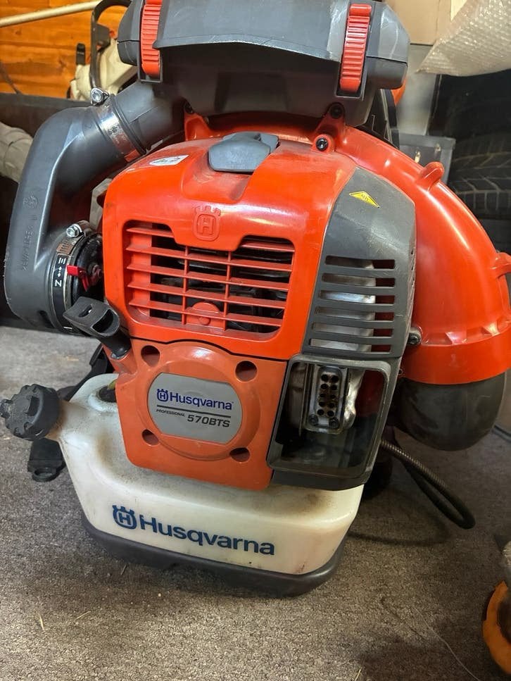 Husqvarna 570BTS Bladblazer - Ruggedragen, Benzine, Tuin en Terras, Ophalen of Verzenden, Zo goed als nieuw, Benzine, Ruggedragen