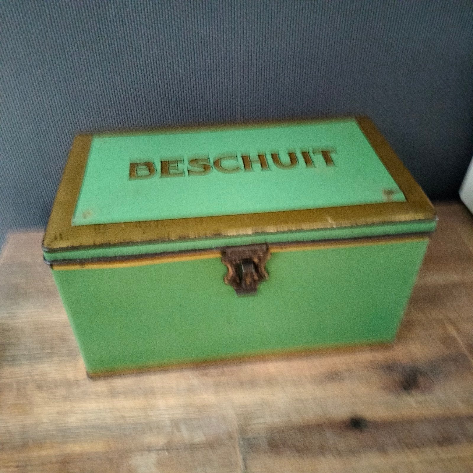 Antieke groene beschuitbus met goudkleurige accenten, Ophalen of Verzenden
