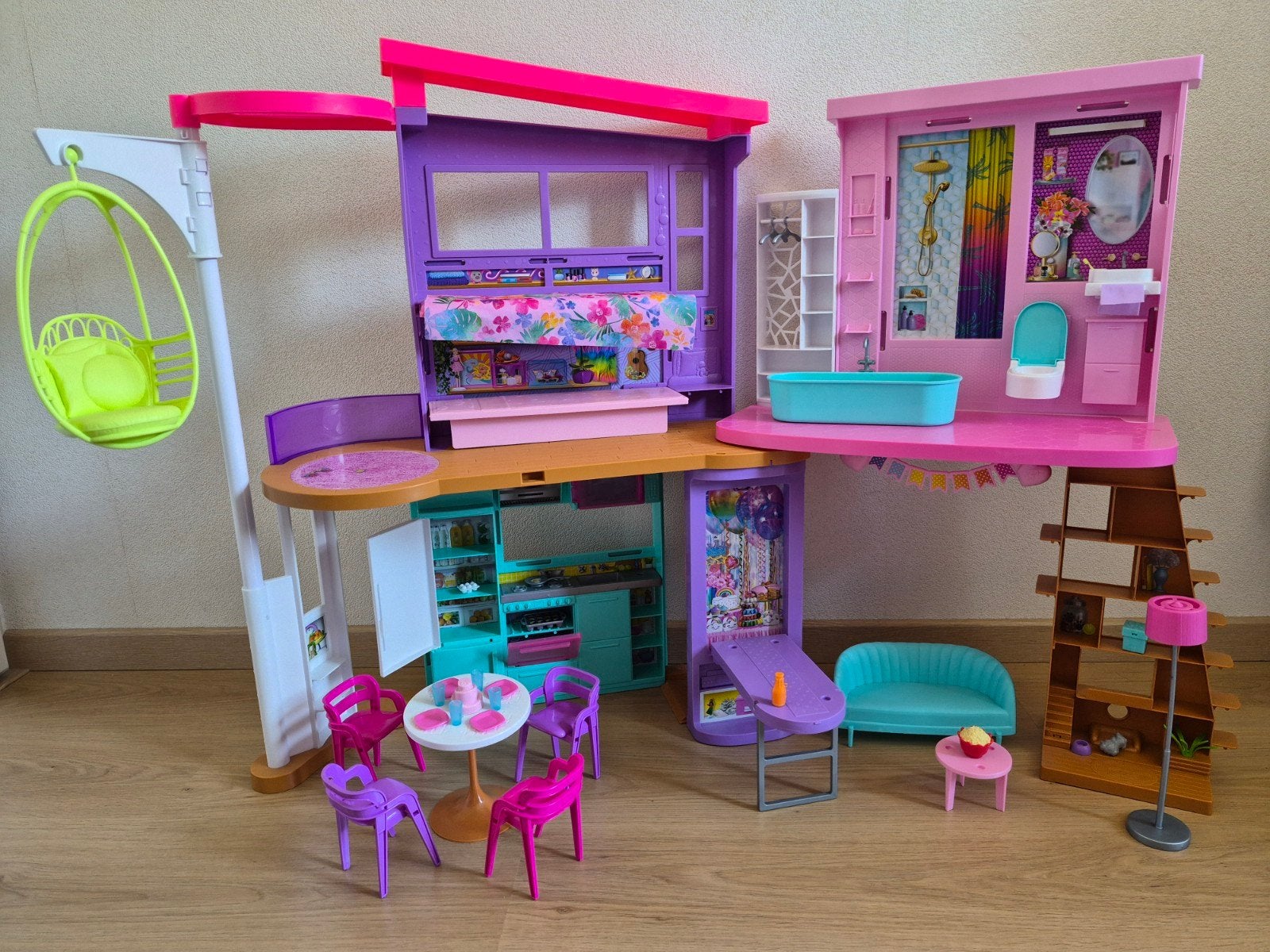 Barbie Vakantiehuis HCD50 - Compleet met Accessoires, Ophalen of Verzenden, Zo goed als nieuw, Poppenhuis