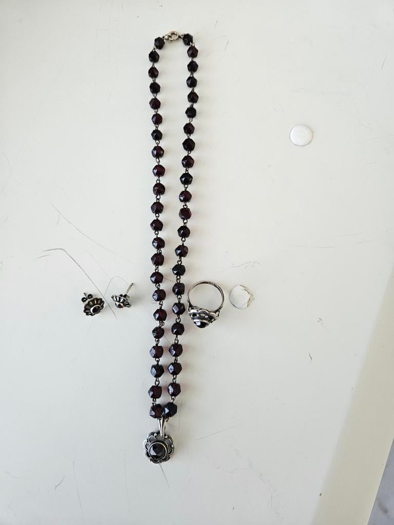 Zilveren sieradenset met granaat: ketting, ring, oorbellen, Ophalen of Verzenden, Zo goed als nieuw, Verstelbaar, Zilver