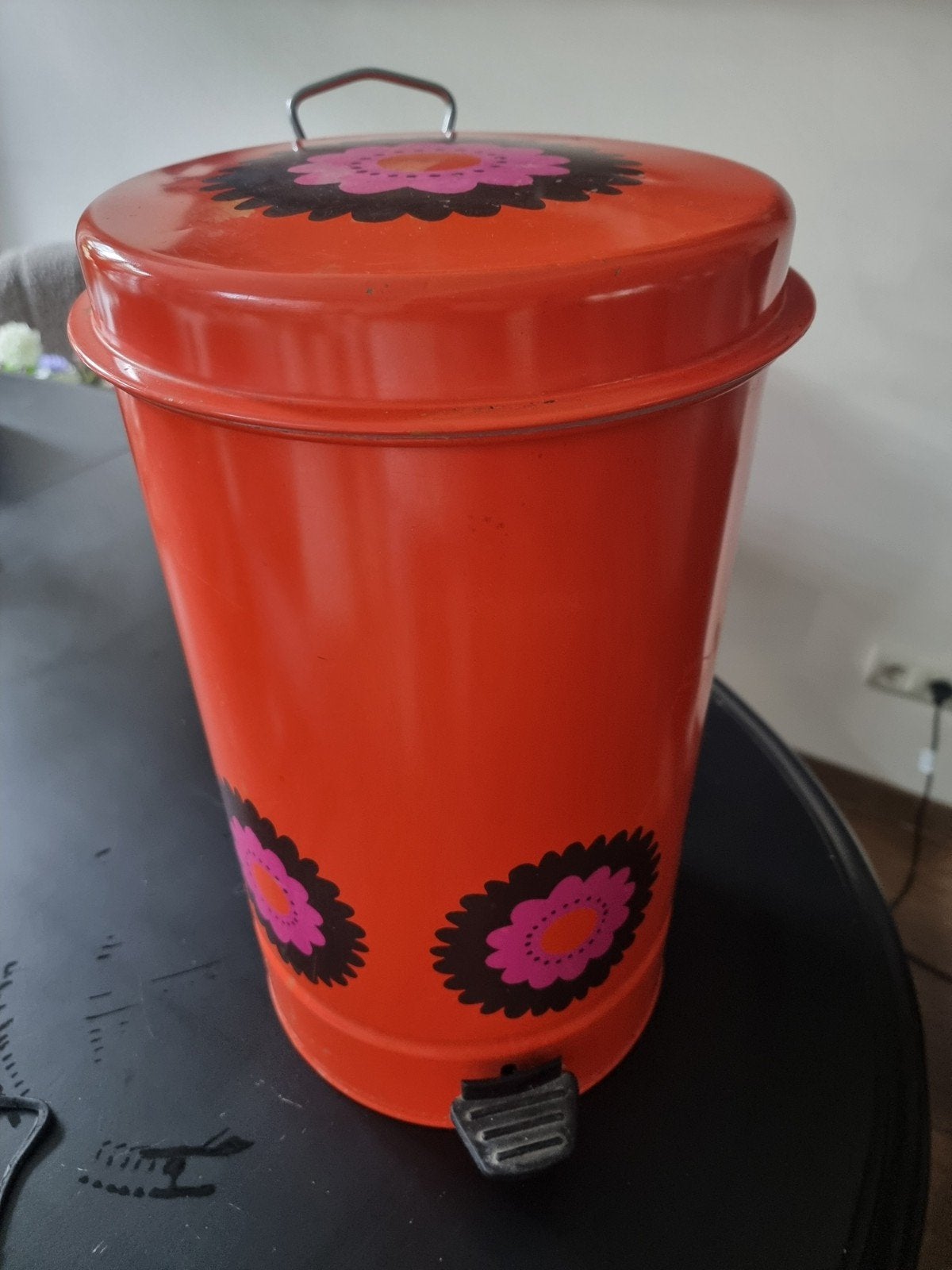 Vintage Oranje Pedaalemmer met Bloemenprint, Huis en Inrichting, Woonaccessoires | Prullenbakken, Ophalen, 50 – 75, Gebruikt, Met pedaal