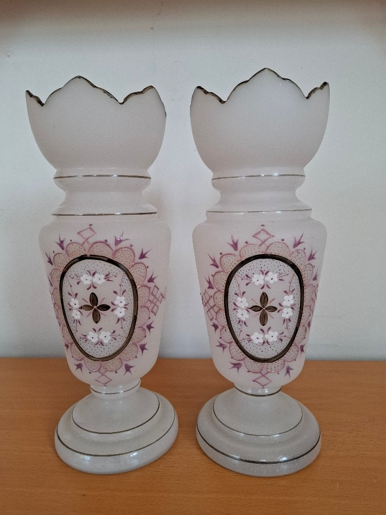 2 antieke vazen melkglas handbeschilderd, Antiek en Kunst, Ophalen