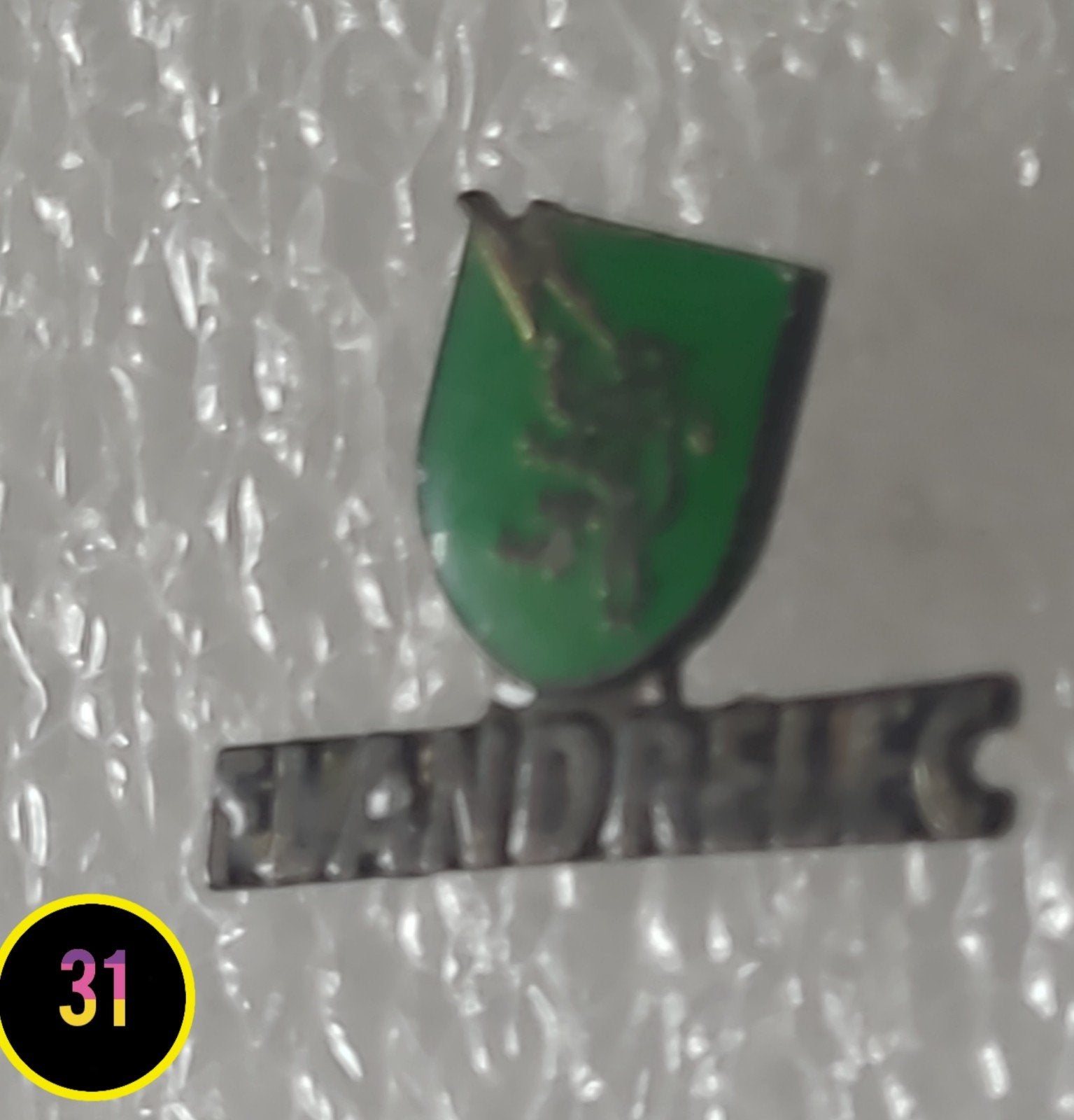 Vintage pin met groen schild en 'SWANDREIEC' tekst, Verzenden