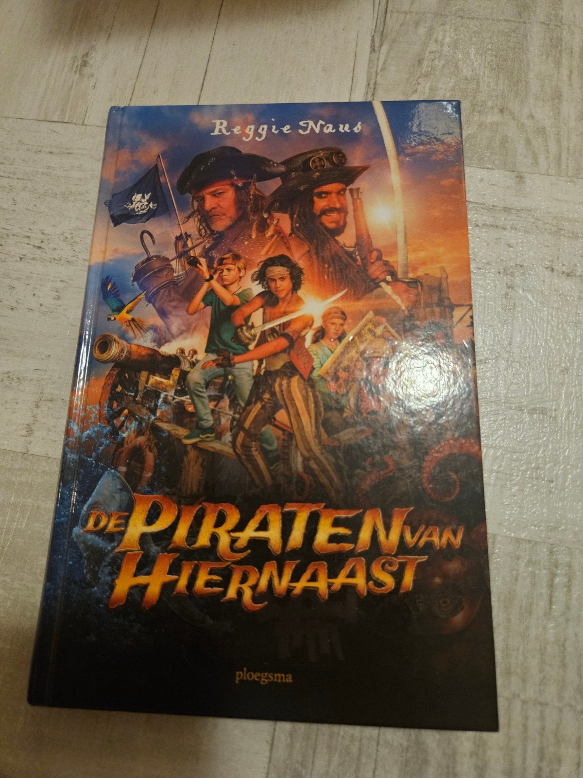 Reggie Naus - De piraten van hiernaast, Ophalen of Verzenden, Zo goed als nieuw, Reggie Naus, Fictie algemeen