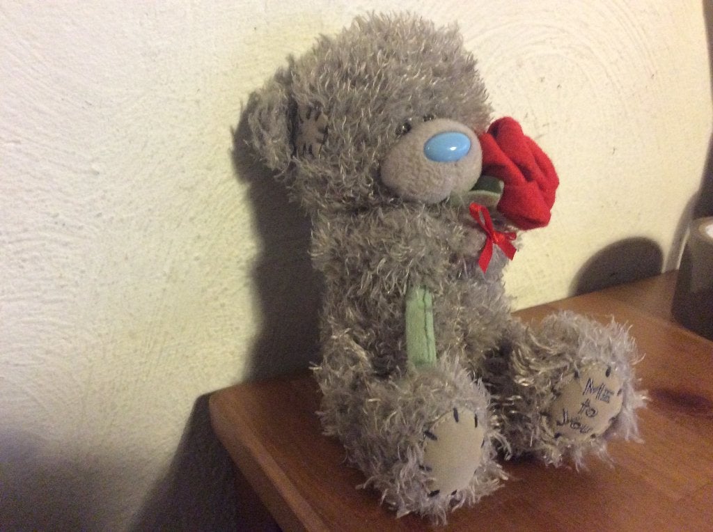 Me to You beertje met bloemen. 14 cm hoog zittend. bluenose, Verzamelen, Beren en Cherished Teddies, Ophalen of Verzenden, Gebruikt