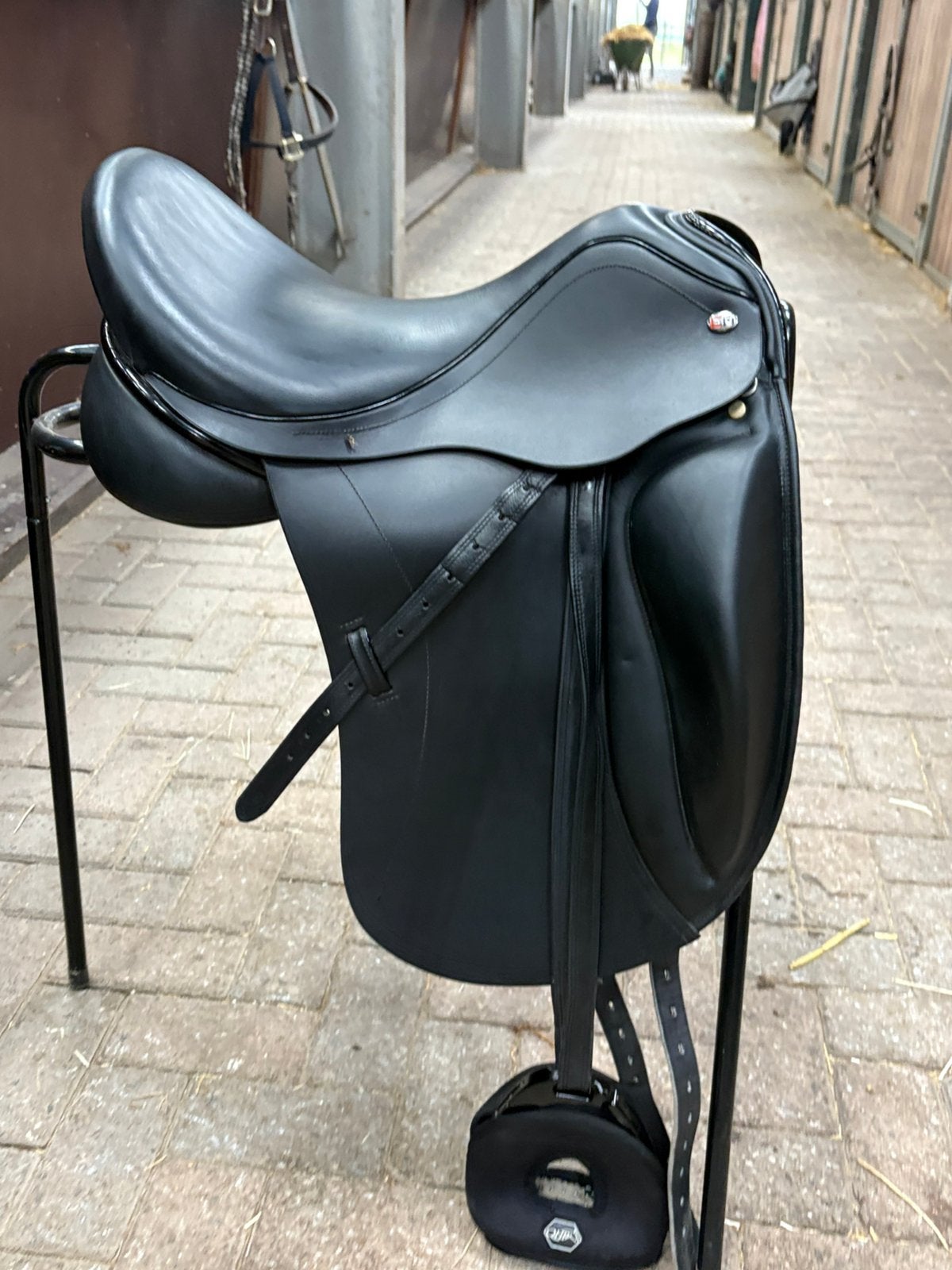 Dressuurzadel 18 inch, Dieren en Toebehoren, Paarden en Pony's | Zadels, Ophalen of Verzenden, Zo goed als nieuw, Dressuur