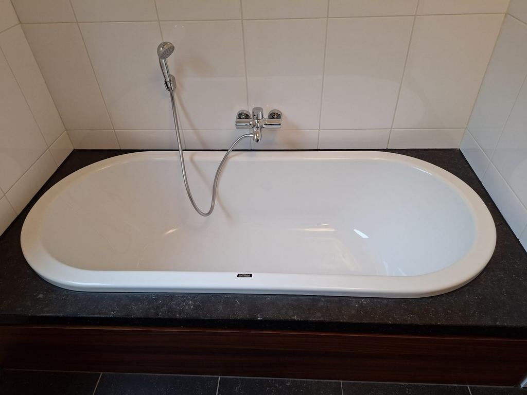Wit bad met Hansgrohe kraan en douchekop, Doe-het-zelf en Verbouw, Sanitair, Gebruikt, Bad, Ophalen of Verzenden