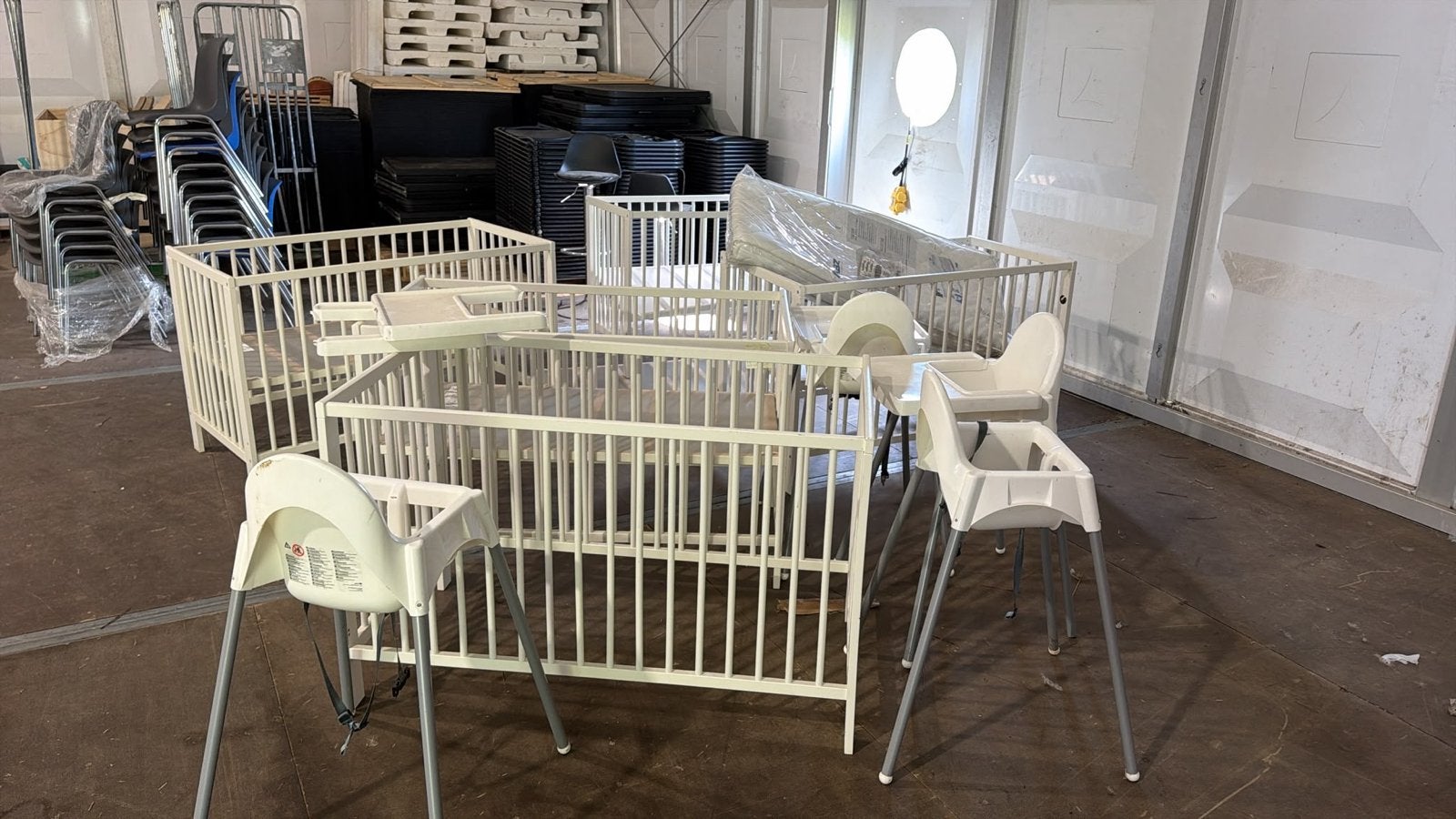 Partij babybedjes en kinderstoelen, Ophalen, Gebruikt, Ledikant